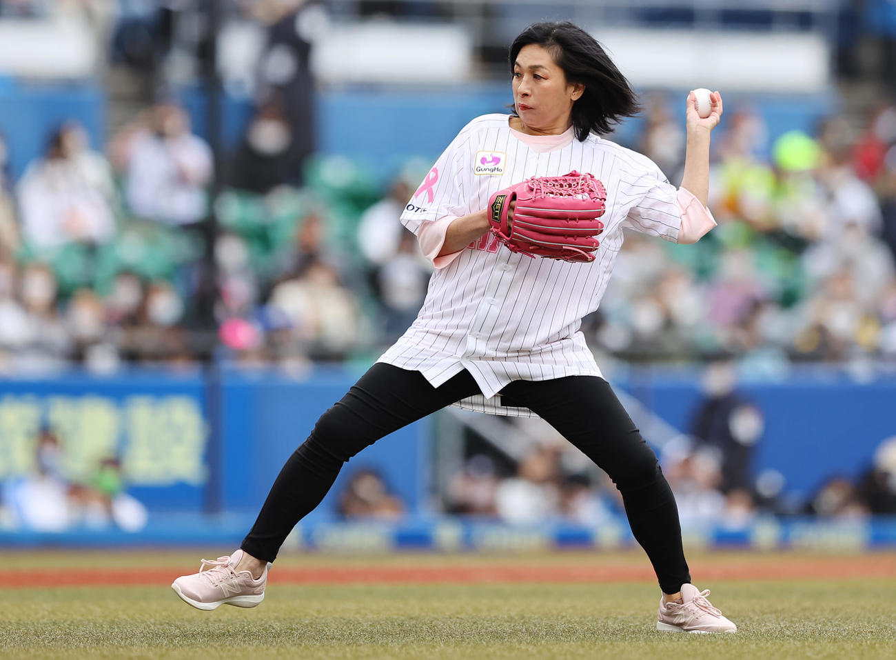 ロッテ対日本ハム　試合前始球式を務める豊田真奈美（撮影・垰建太）