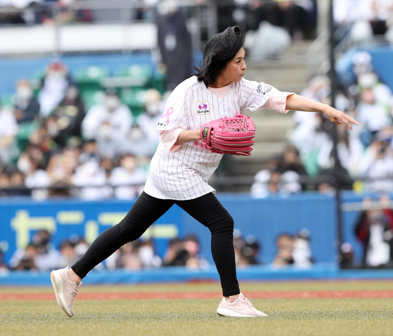 ロッテ対日本ハム　ファーストピッチセレモニーする元女子プロレスラーの豊田真奈美さん（撮影・鈴木正人）