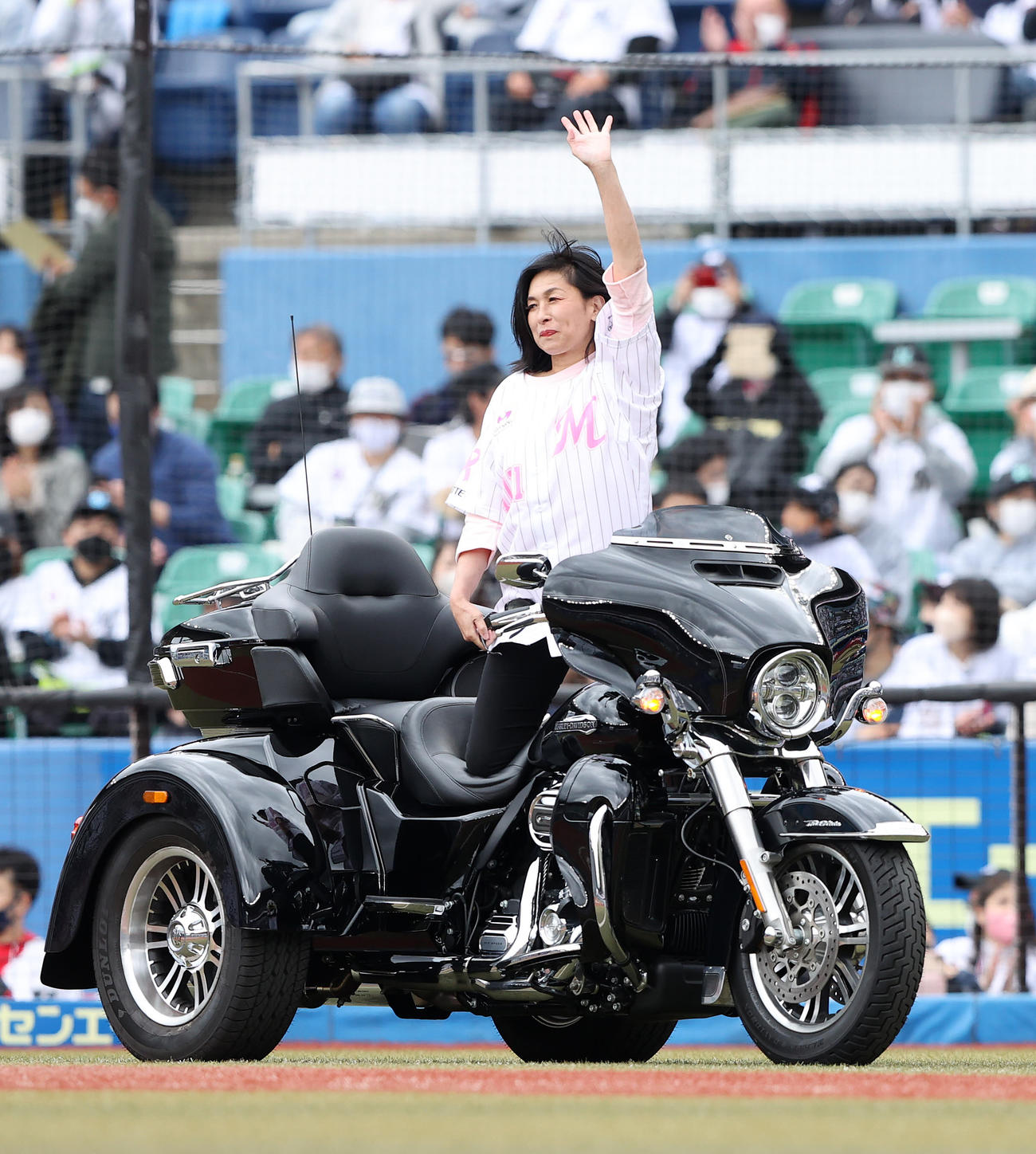 ロッテ対日本ハム　ファーストピッチセレモニーに大型バイクで登場した元女子プロレスラーの豊田真奈美さん（撮影・鈴木正人）