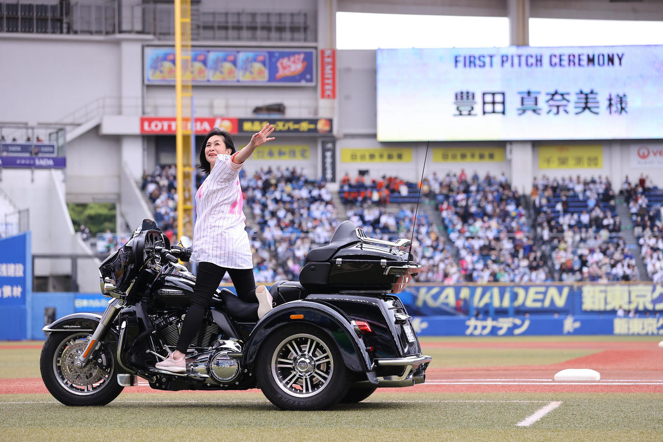 ロッテ対日本ハム　試合前始球式でバイクに乗って登場する豊田真奈美（撮影・垰建太）