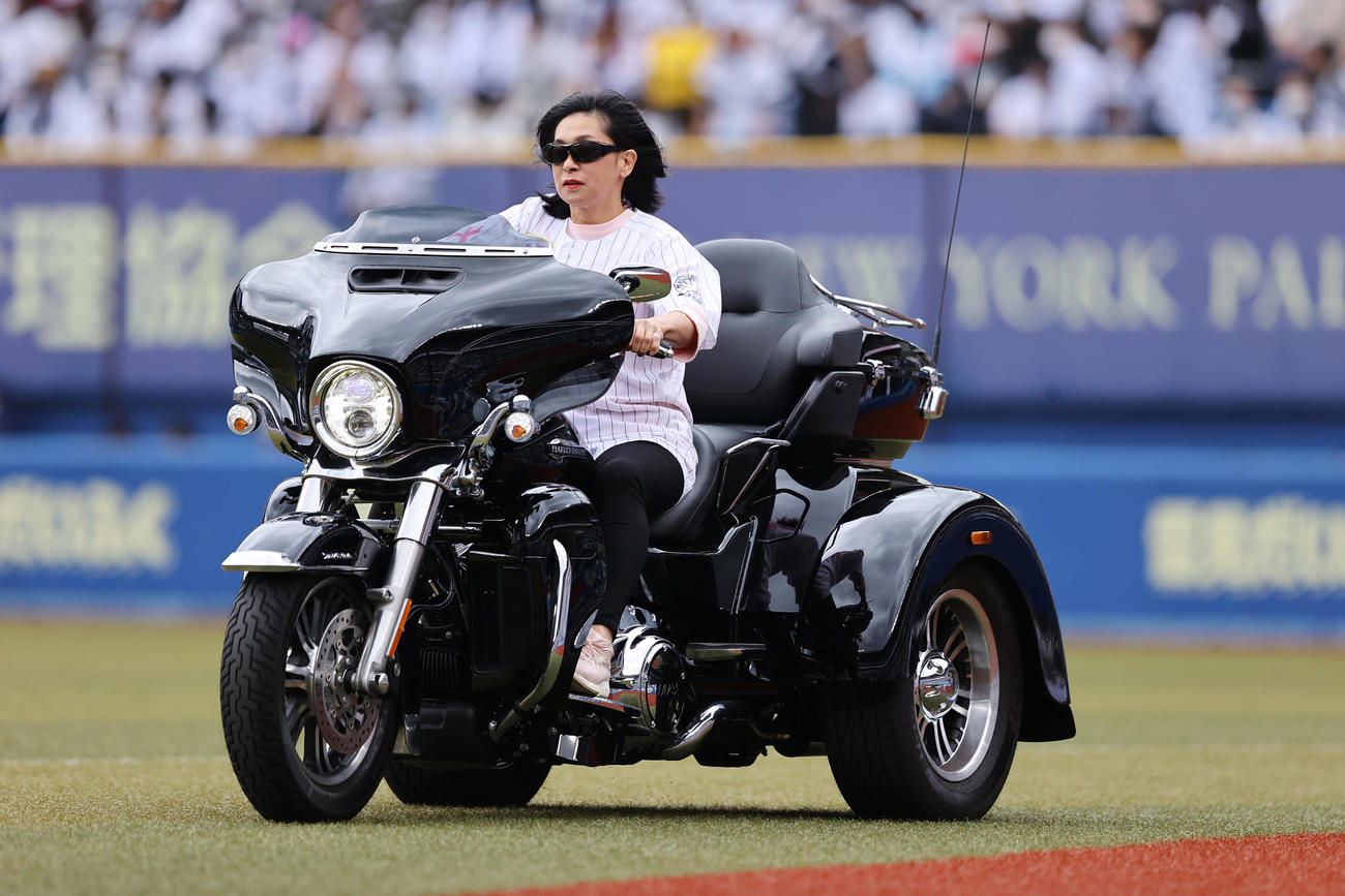 ロッテ対日本ハム　試合前始球式でバイクに乗って登場する豊田真奈美（撮影・垰建太）