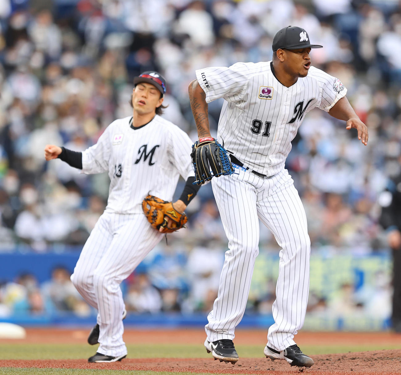 ロッテ対日本ハム　4回表日本ハム無死、三木（左）の悪送球で近藤の出塁を許し悔しがる・ロメロ（撮影・垰建太）