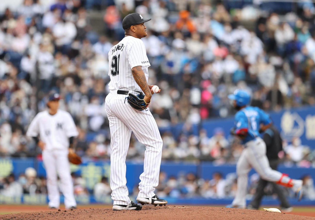 ロッテ対日本ハム　4回表日本ハム1死一、二塁、アルカンタラ（右）に3点本塁打を浴びるロメロ（撮影・垰建太）