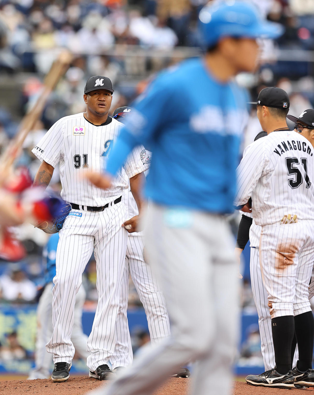 ロッテ対日本ハム　4回表日本ハム1死一、二塁、野村（手前）に四球を与え悔しげなロメロ（撮影・垰建太）
