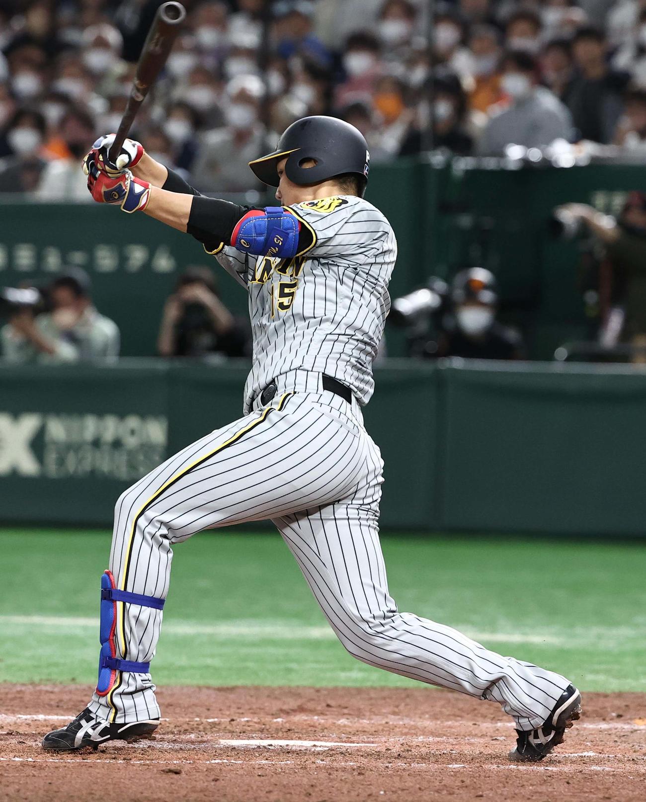 巨人対阪神　5回表阪神1死、西純は遊撃にプロ初安打を放つ（撮影・上田博志）