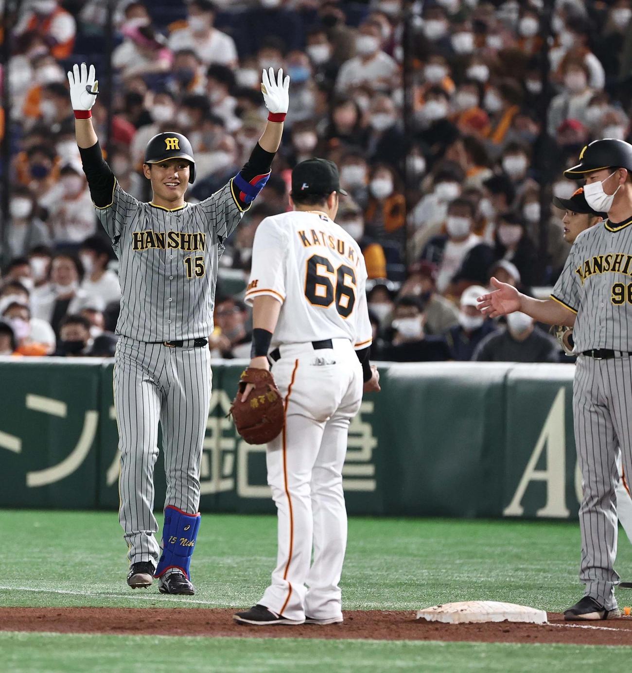巨人対阪神　5回表阪神1死、西純矢は遊撃にプロ初安打を放ちバンザイする（撮影・上田博志）