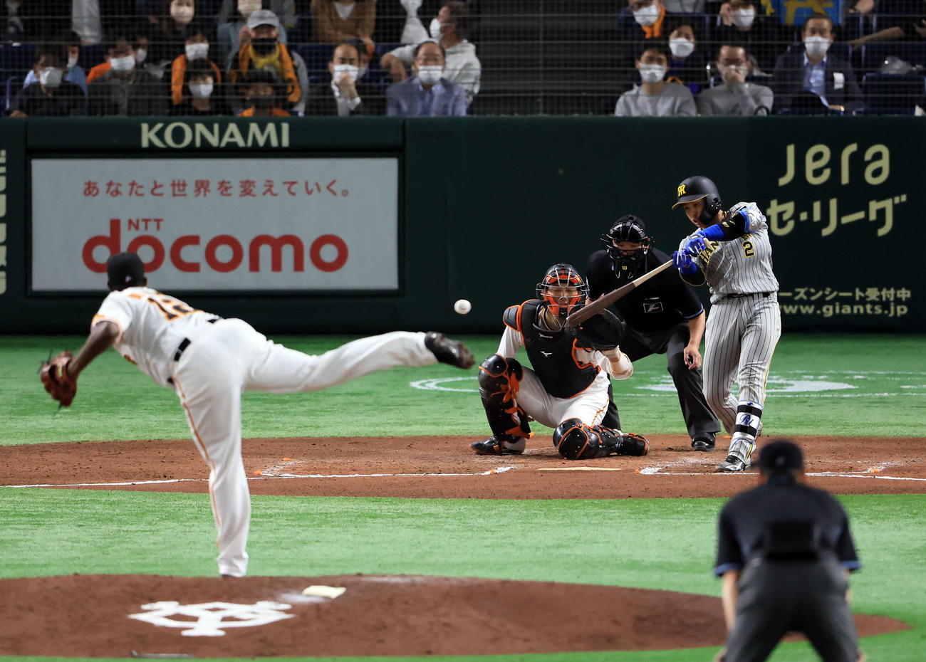 巨人対阪神　6回表阪神2死一、三塁、梅野は右前勝ち越し適時打を放つ。投手デラロサ（撮影・浅見桂子）