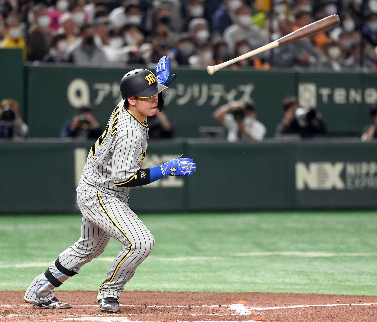 巨人対阪神　6回表阪神2死一、三塁、右前に勝ち越しの適時打を放つ梅野（撮影・たえ見朱実）