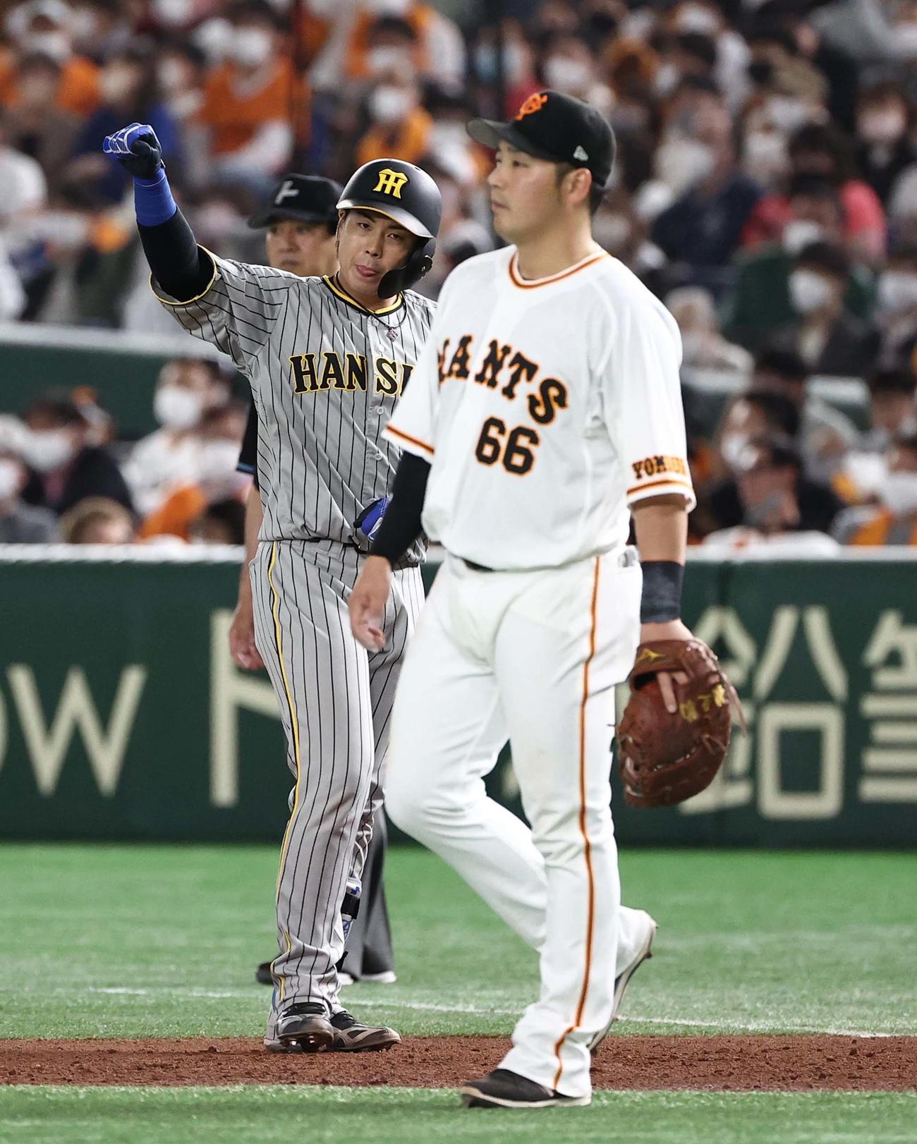 巨人対阪神　6回表阪神2死一、三塁、梅野は右前に勝ち越し適時打を放つ（撮影・上田博志）