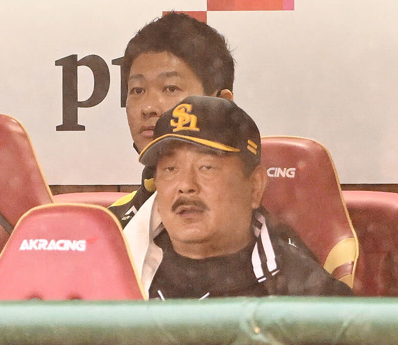 楽天対ソフトバンク　悪天候で試合が中断しグラウンドを見つめるソフトバンク藤本監督（手前）（撮影・滝沢徹郎）