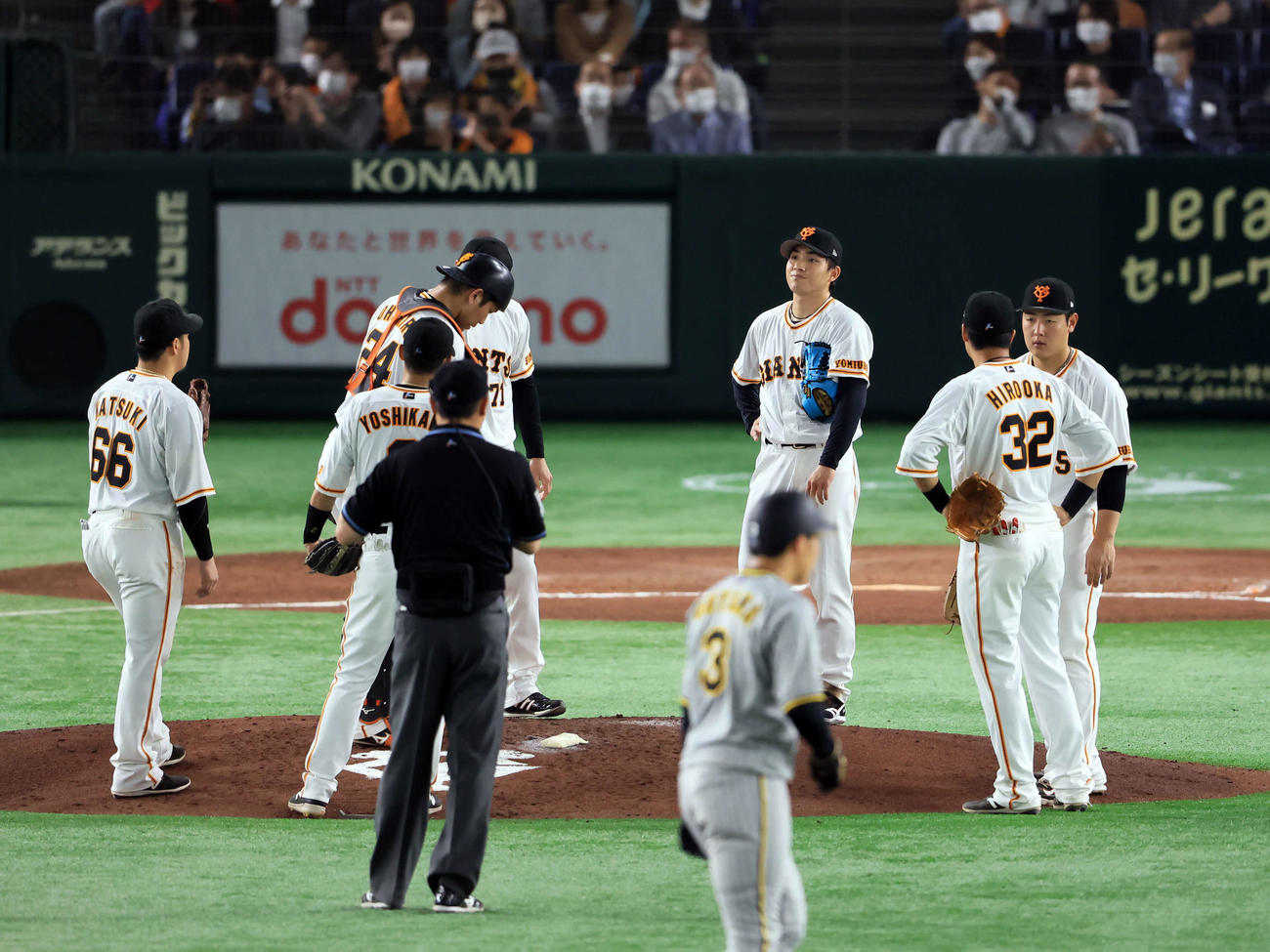 巨人対阪神　6回表阪神1死一、三塁、糸原に適時打を許して、降板を告げられた高橋（右から3人目）は悔しそうな表情（撮影・浅見桂子）