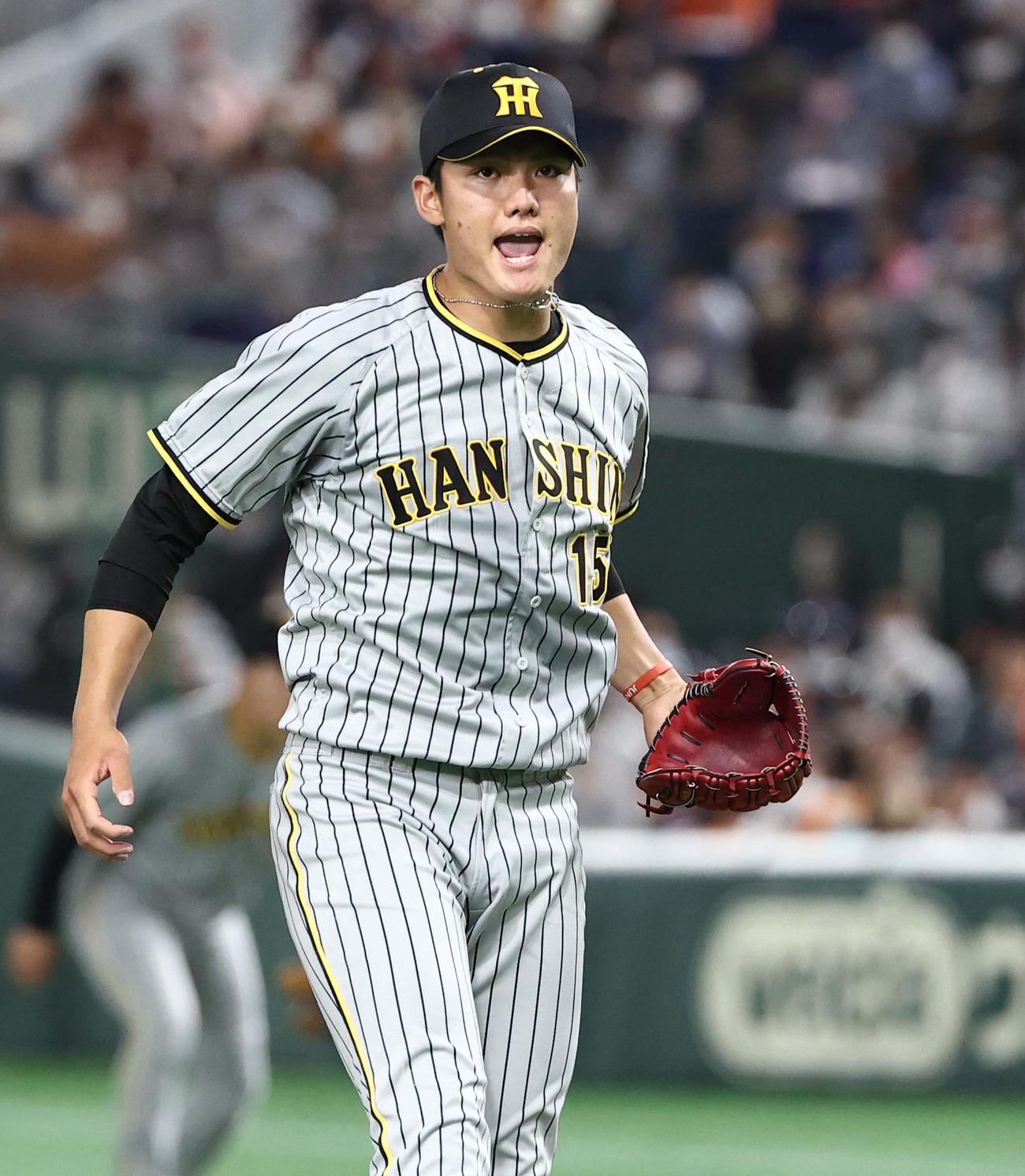 巨人対阪神　4回裏巨人2死、ウォーカーから三振を奪い雄たけびをあげる西純（撮影・上田博志）