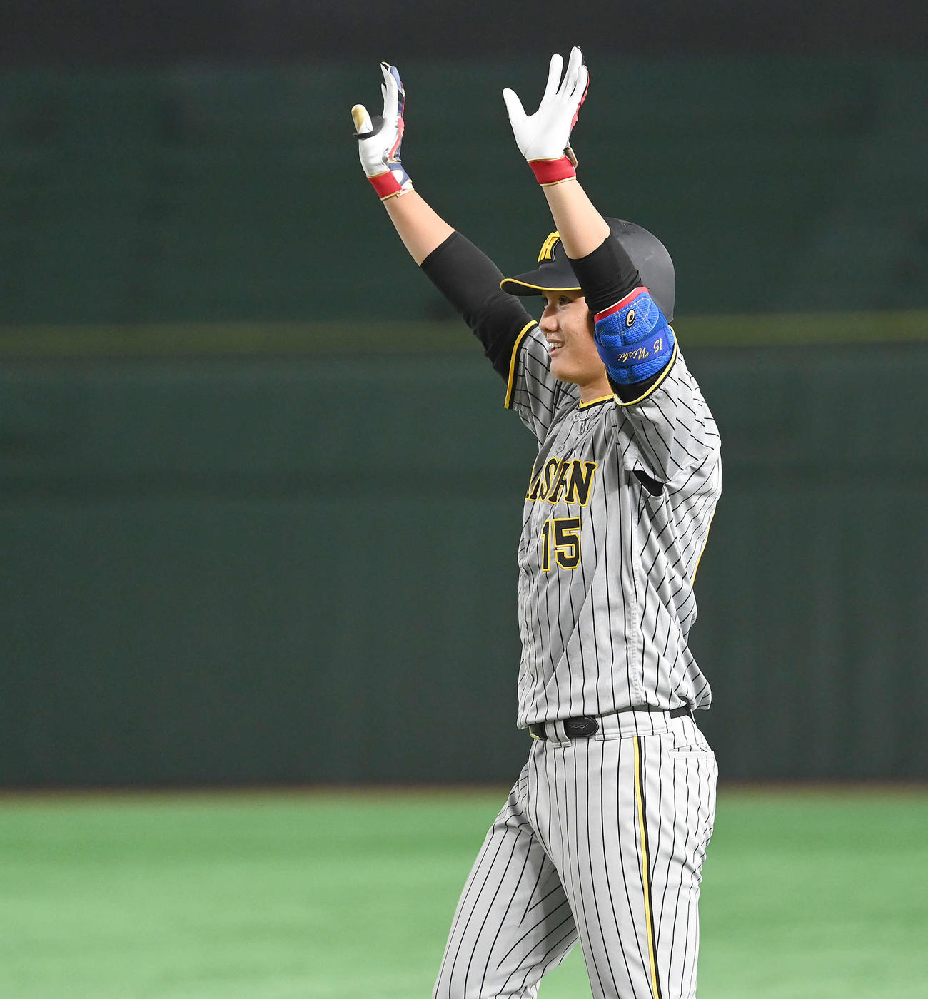 巨人対阪神　5回表阪神1死、遊安打を放ち笑顔を見せる西純（撮影・たえ見朱実）