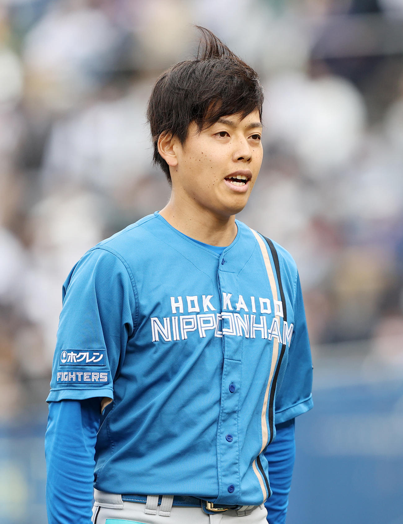 ロッテ対日本ハム　2回裏、ロッテの攻撃を抑えベンチに引き揚げる日本ハム杉浦（撮影・鈴木正人）