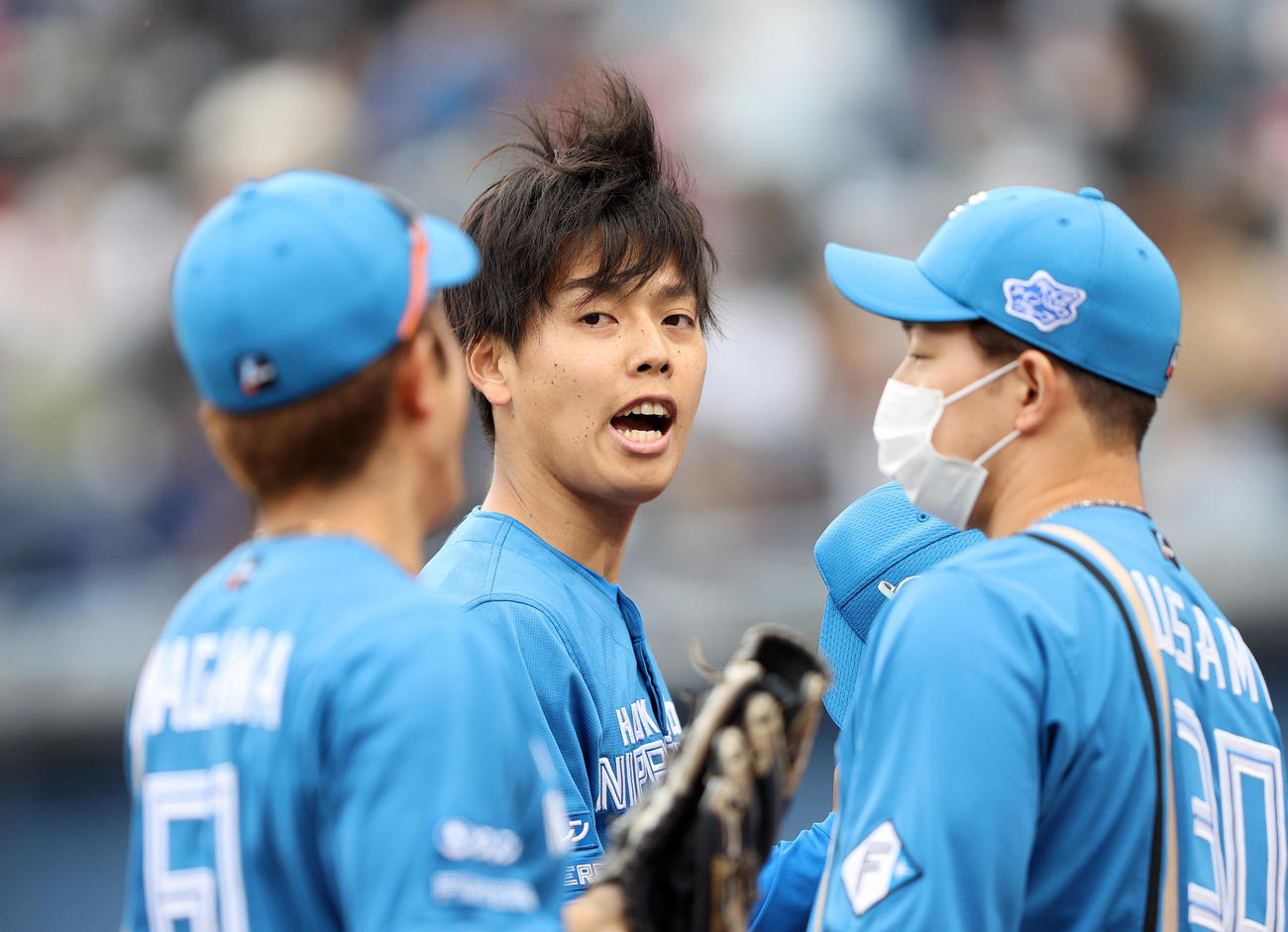 ロッテ対日本ハム　3回裏、ロッテの攻撃を抑えベンチに引き揚げる日本ハム杉浦（中央）（撮影・鈴木正人）