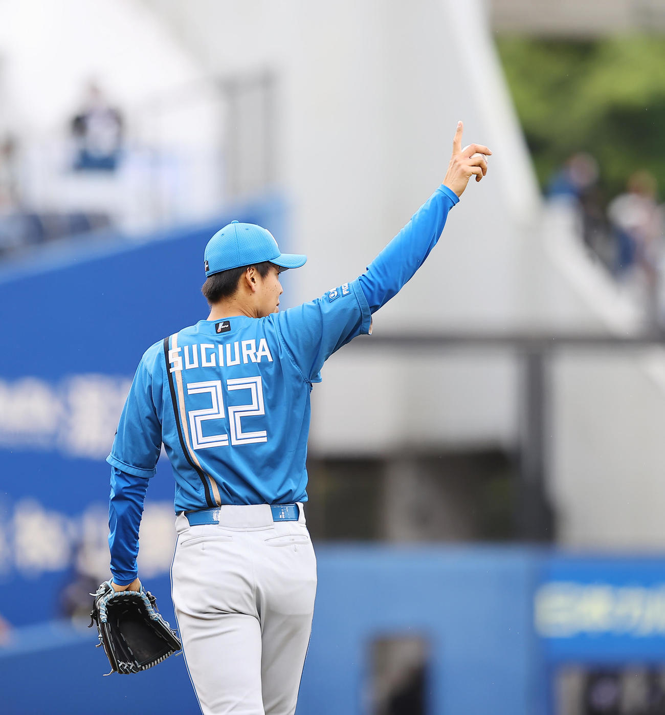 ロッテ対日本ハム　5回裏ロッテ無死一塁、浅間の好守に感謝する杉浦（撮影・垰建太）