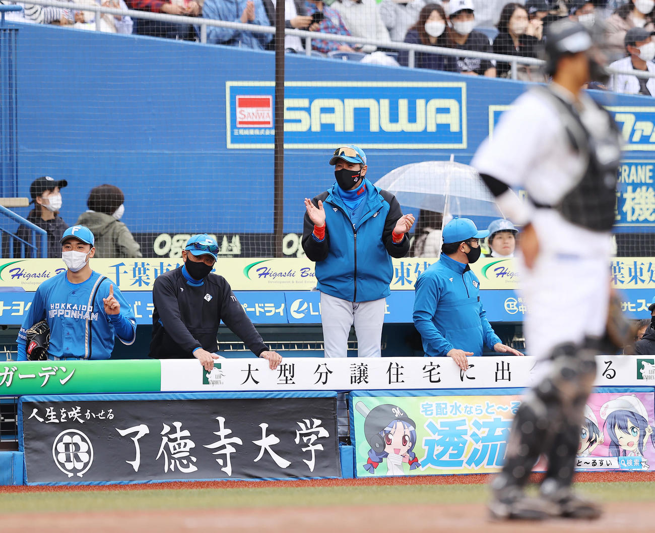 ロッテ対日本ハム　4回表日本ハム2死一塁、今川の本塁打に笑顔で手をたたく新庄監督（中央）（撮影・垰建太）