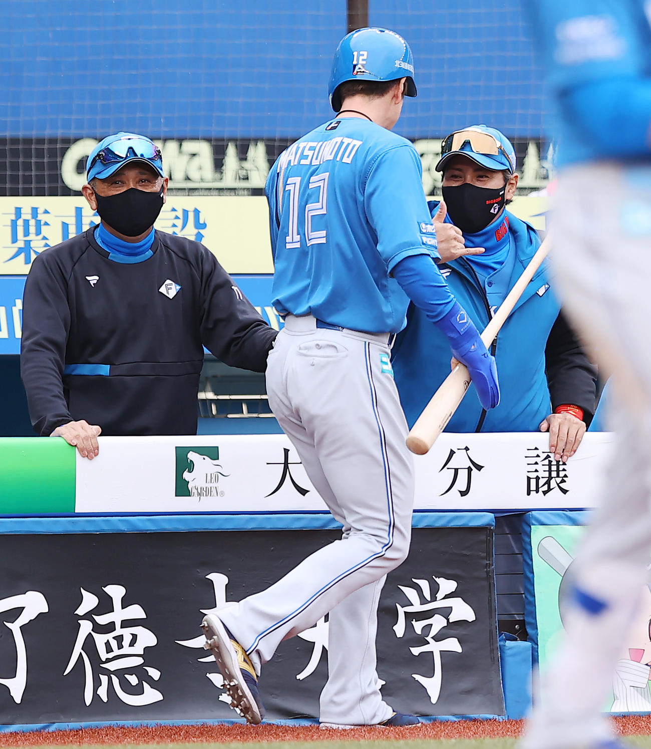 ロッテ対日本ハム　4回表日本ハム1死満塁、石井の適時二塁打で生還した松本剛（中央）を出迎える新庄監督（右）（撮影・垰建太）