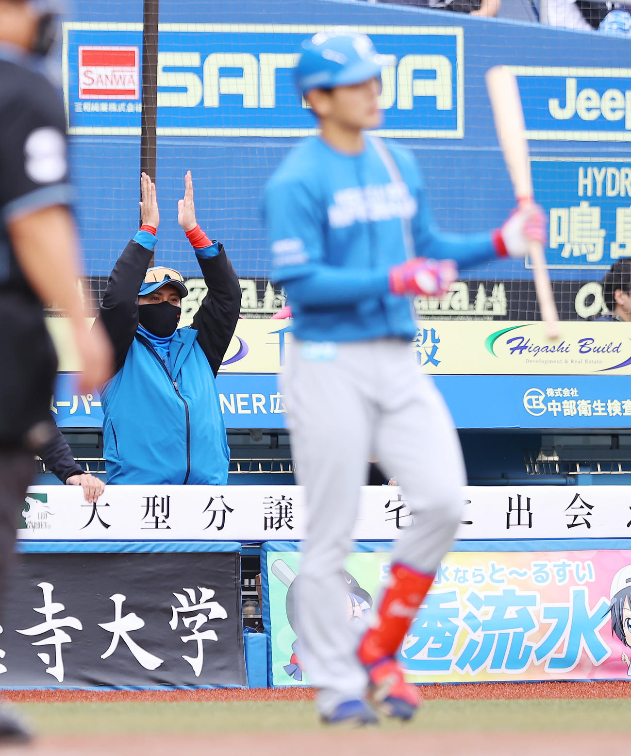 ロッテ対日本ハム　4回表日本ハム1死一塁、左前打を放った松本剛に拍手を送る新庄監督（左）（撮影・垰建太）