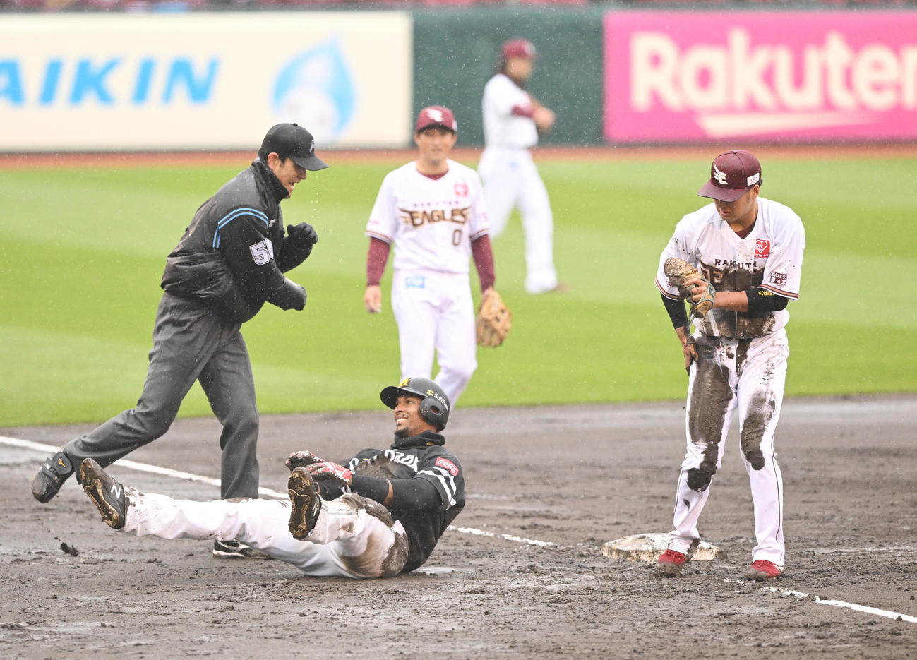 楽天対ソフトバンク　5回表ソフトバンク1死一塁、中村晃の左前打から三進したグラシアル（左）は塁に戻れずアウトとなる。三塁手黒川（撮影・滝沢徹郎）