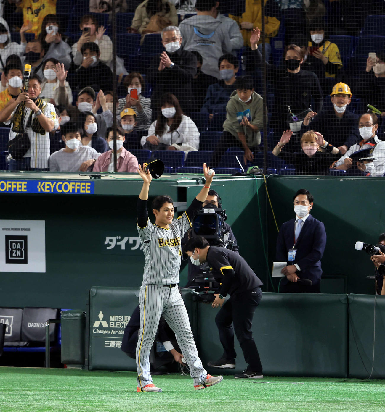 巨人対阪神　今季初勝利の阪神西純は笑顔でスタンドにあいさつ（撮影・浅見桂子）
