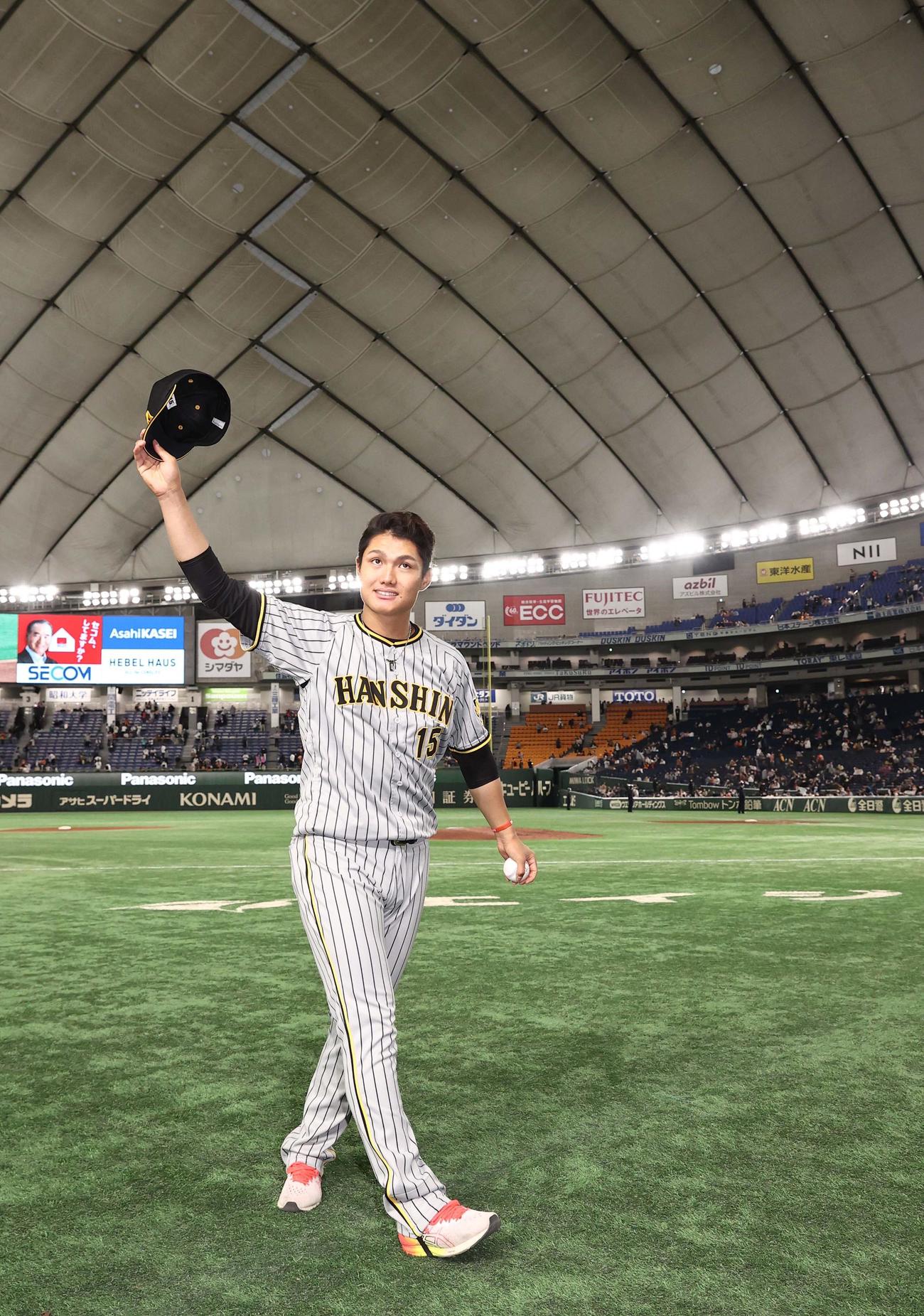 巨人対阪神　巨人に勝利しファンの拍手に帽子を上げて応える西純（撮影・上田博志）