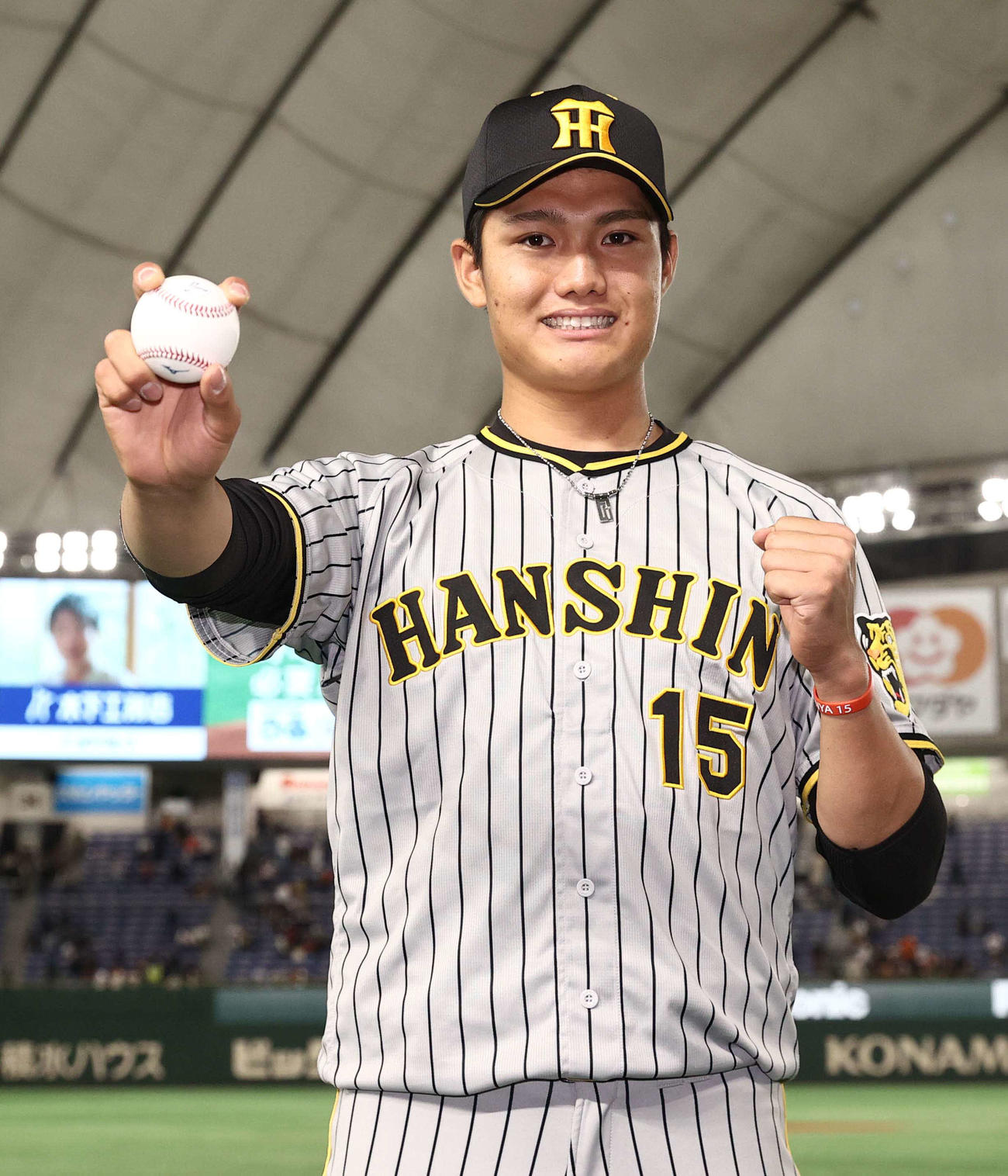 巨人対阪神　勝利球を手に笑顔でガッツポーズする西純（撮影・上田博志）