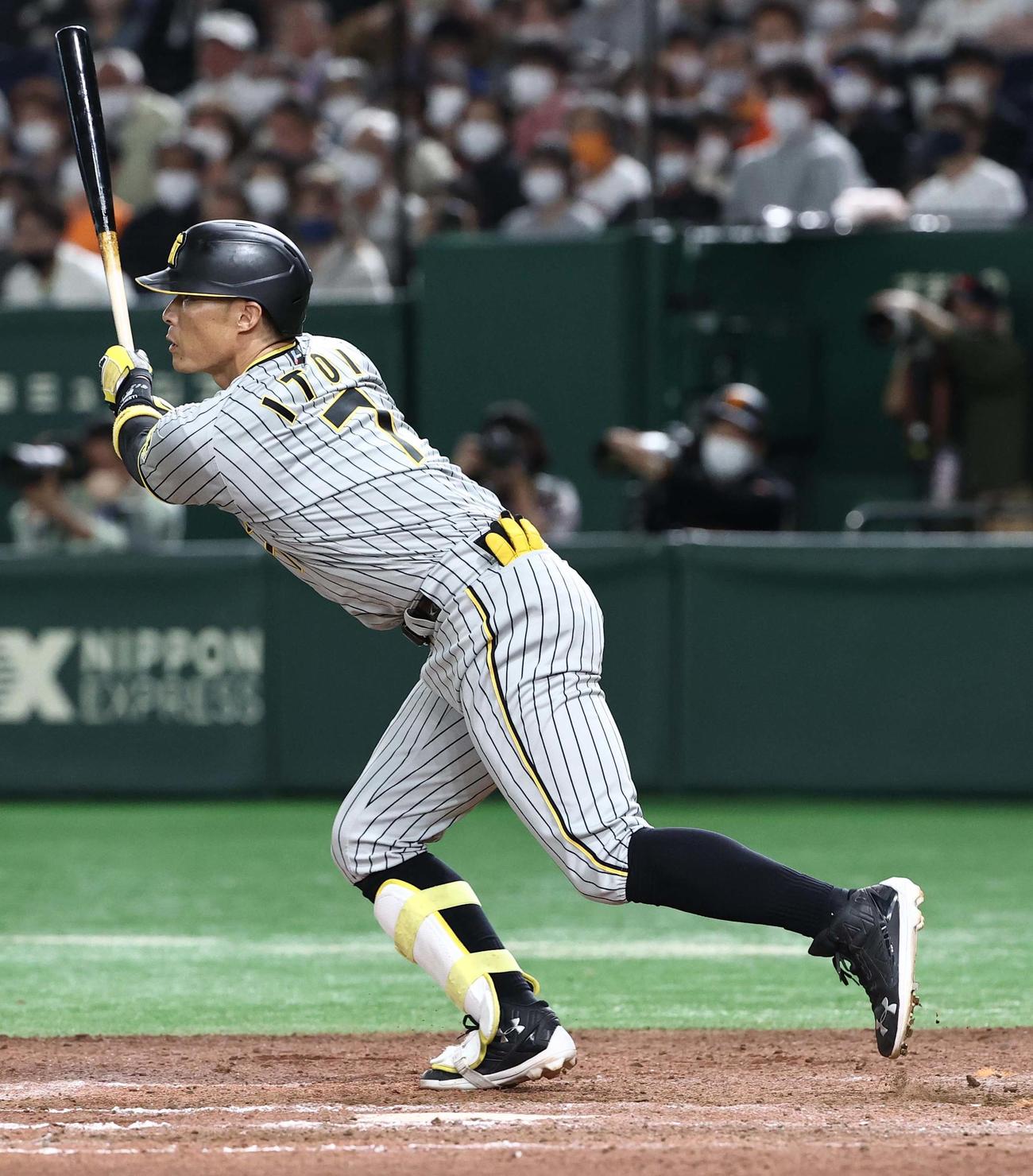 巨人対阪神　8回表阪神1死満塁、糸井は中前に2点適時打を放つ（撮影・上田博志）