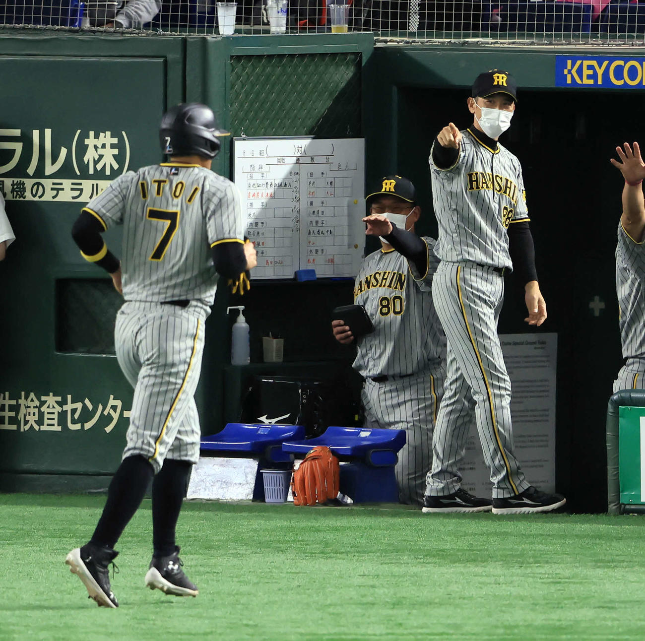 巨人対阪神　8回表阪神1死満塁、2点適時打を放った糸井（手前）を笑顔で指差す矢野監督（撮影・浅見桂子）