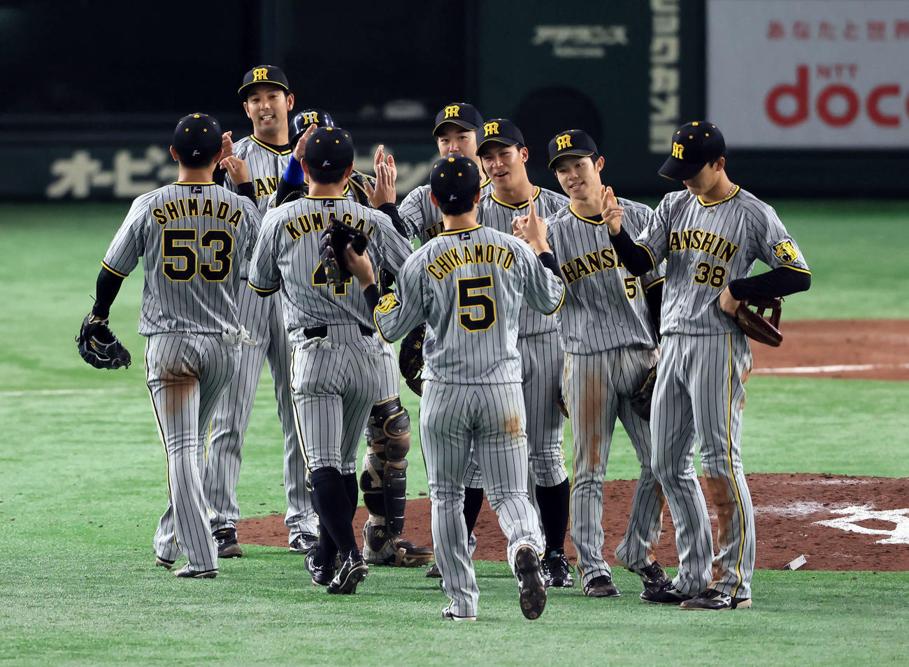 巨人対阪神　巨人戦に3連勝し、笑顔でハイタッチする阪神の選手たち（撮影・浅見桂子）