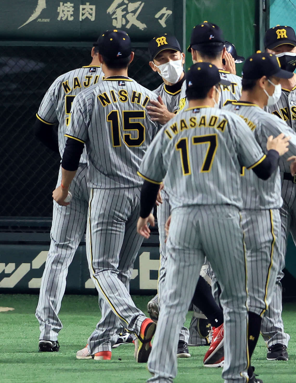 巨人対阪神　今季初勝利の阪神西純（左）は矢野監督（奥）から迎えられる（撮影・浅見桂子）