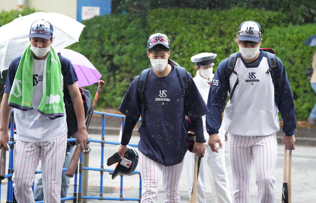 ヤクルト対DeNA　試合前の練習を終えクラブハウスへ引き揚げる、左からヤクルト川端、塩見、村上（撮影・小沢裕）