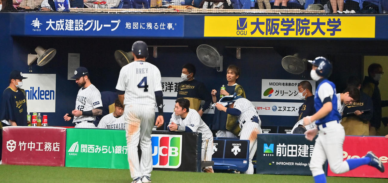 オリックス対西武　9回裏のチャンスを逃し試合終了、うなだれるオリックスナイン（撮影・和賀正仁）