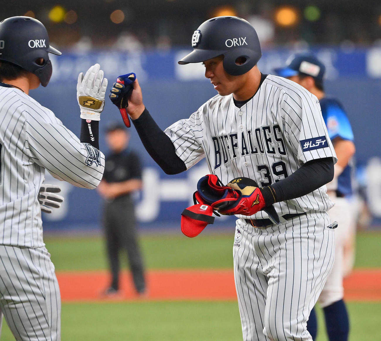 オリックス対西武　8回裏オリックス無死、プロ入り初安打を右前に運んだ池田は代走を送られグータッチを交わす（撮影・和賀正仁）