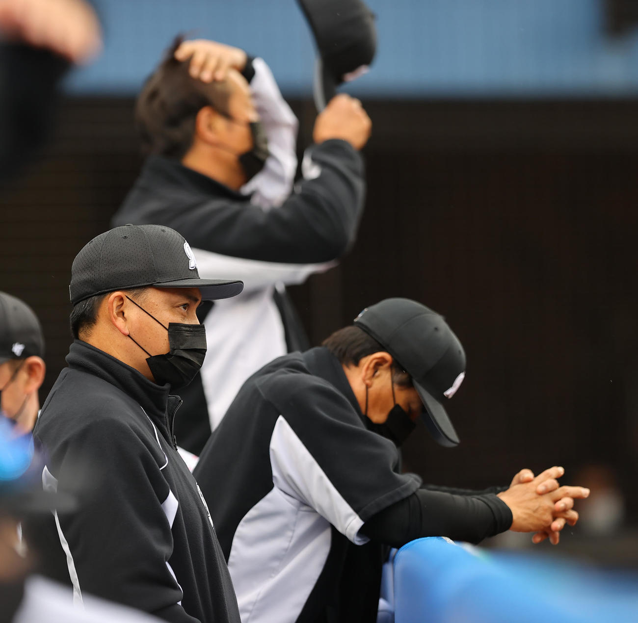 ロッテ対日本ハム　4回表日本ハムに大量得点を許しベンチでぼうぜんとするロッテ井口監督（左）ら（撮影・垰建太）
