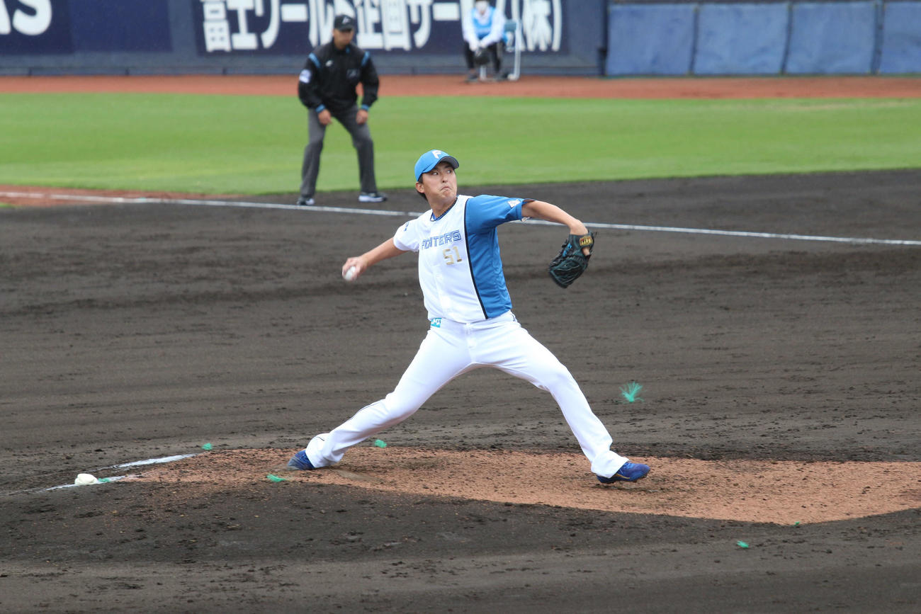 投する日本ハム石川直（撮影・田中彩友美）