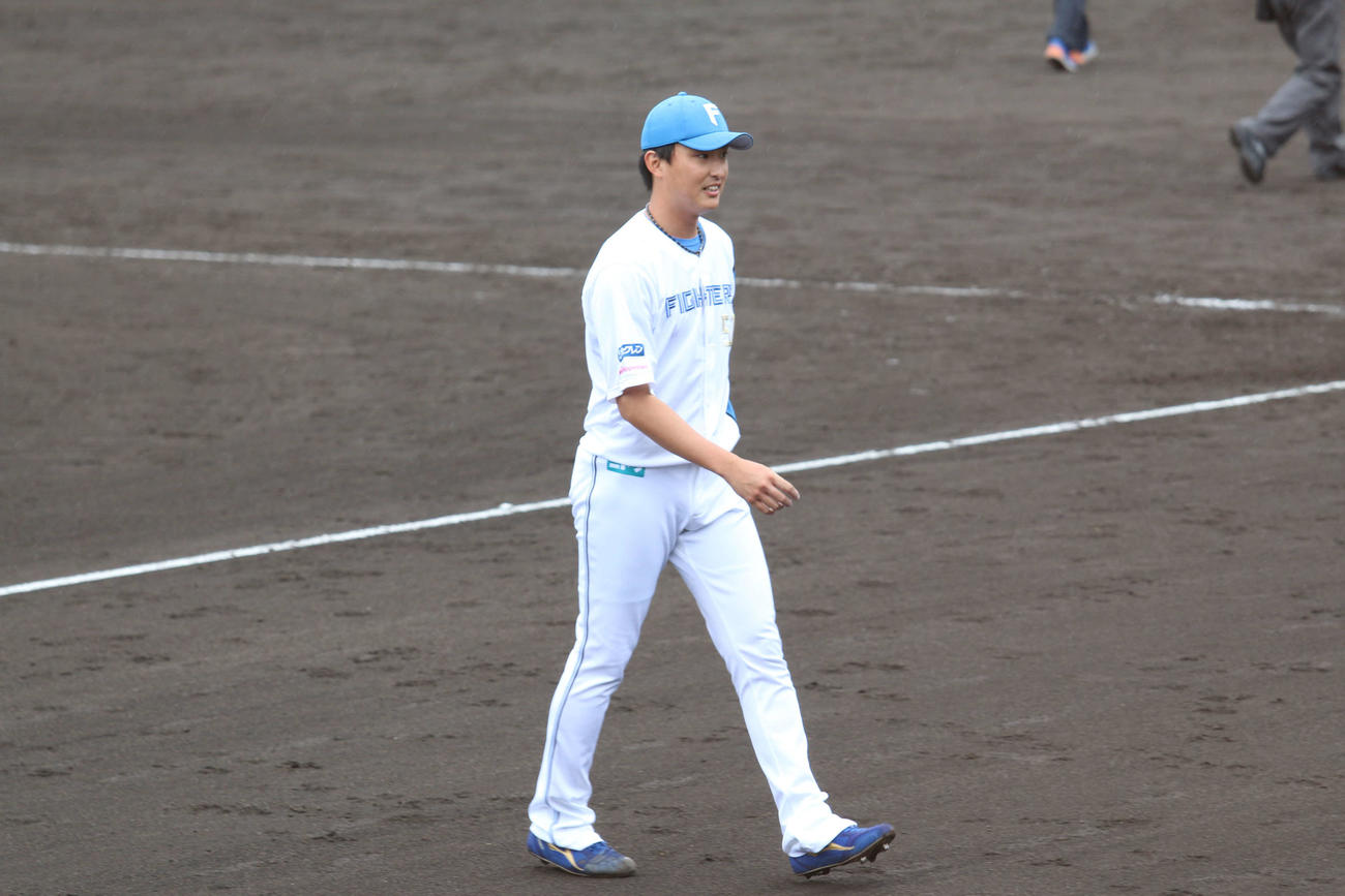 無失点に抑え笑顔を見せる日本ハム石川直（撮影・田中彩友美）