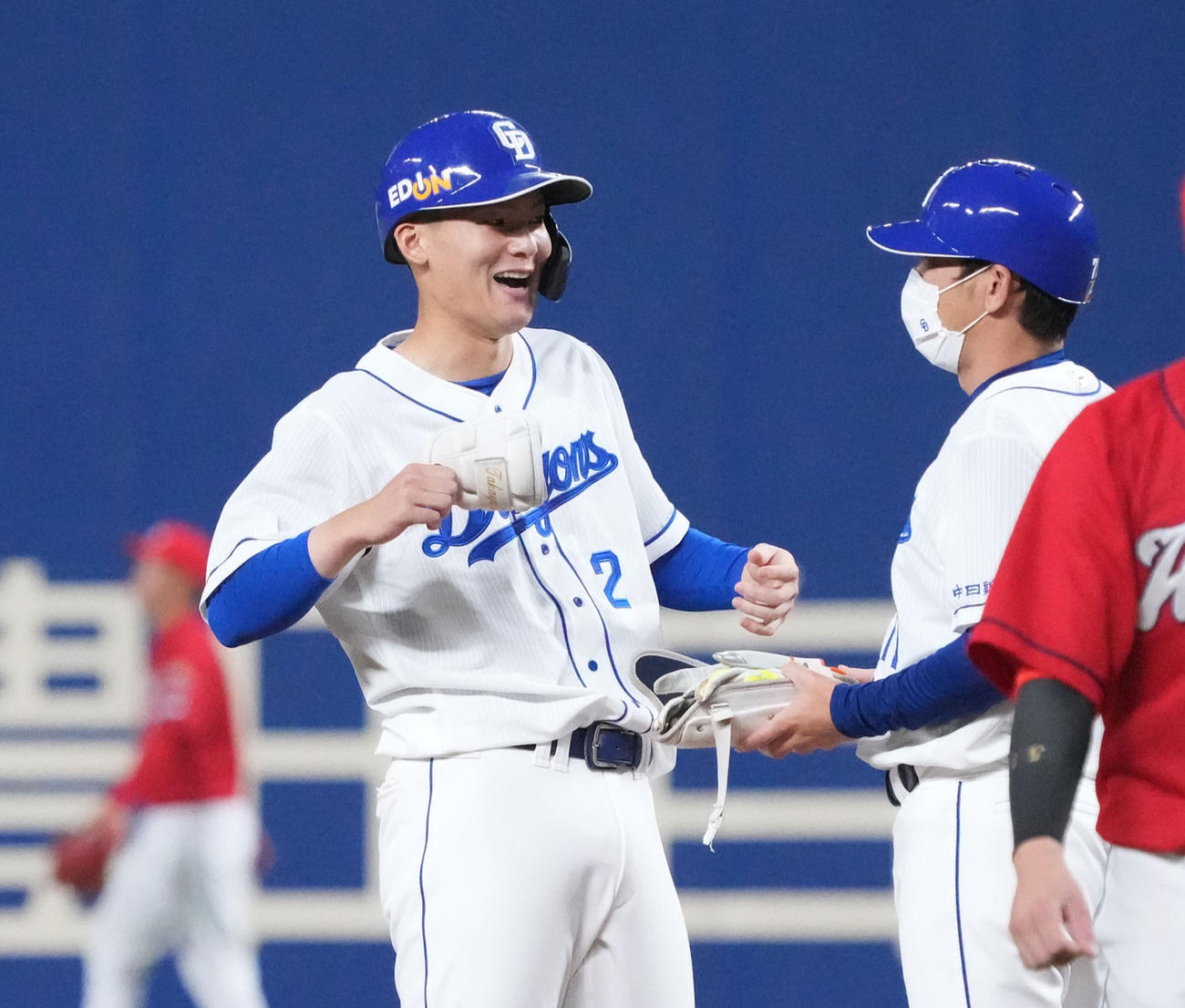 3回裏中日1死一塁、右二塁打を放った石川昂弥は笑顔を見せる（撮影・森本幸一）