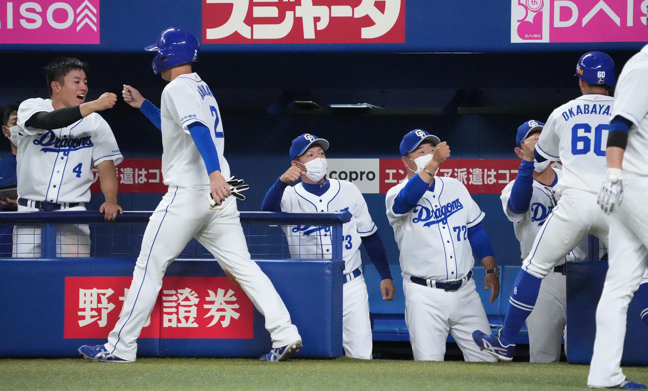 3回裏中日1死二、三塁、ビシエドの左前安打で生還した石川昂は立浪監督（中央）に迎えられる（撮影・森本幸一）