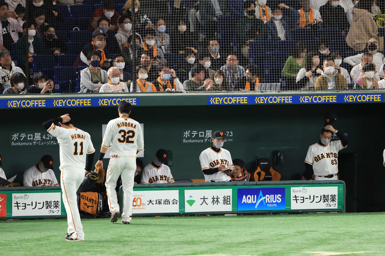 巨人対阪神　9回表阪神に2点を追加され、引き揚げる平内（手前左）の奥で、頭を抱える原監督（右）（撮影・浅見桂子）