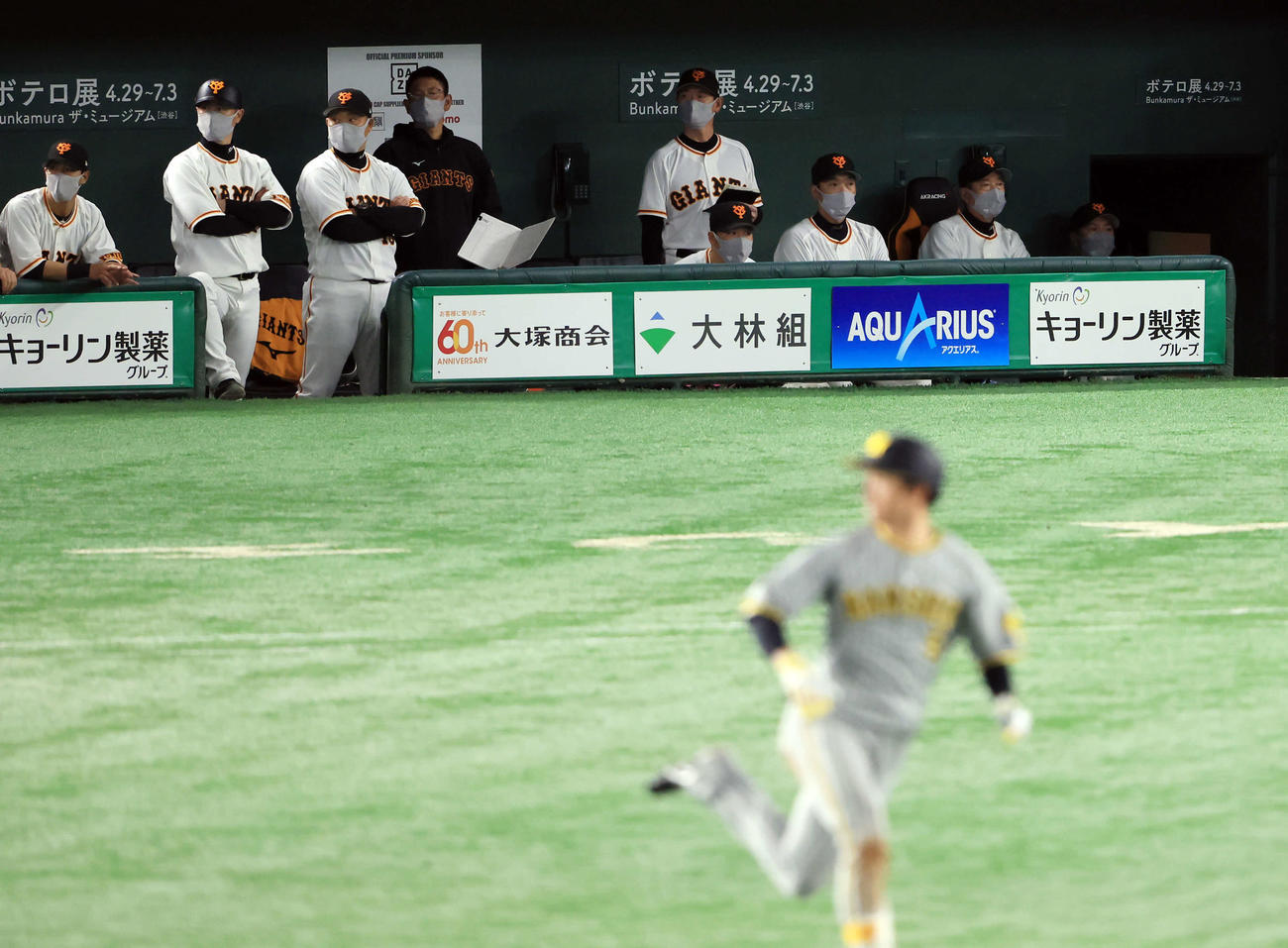 巨人対阪神　9回表阪神2死一塁、近本（手前）に右越え適時二塁打を許し、沈黙する原監督（右）ら巨人ベンチ（撮影・浅見桂子）