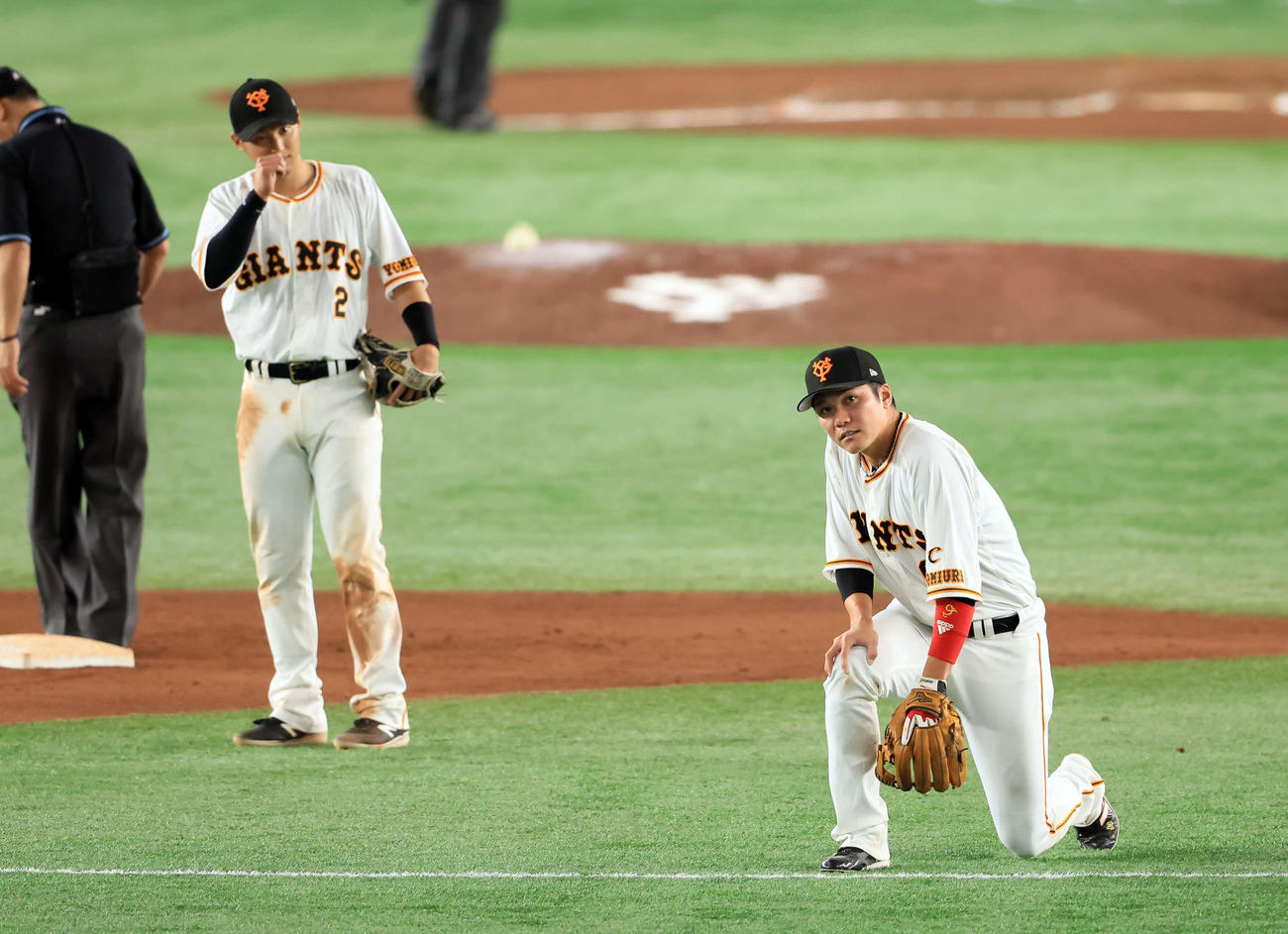 巨人対阪神　7回表阪神1死一塁、ロハスの遊ゴロを好捕して二塁送球した坂本勇人（右）は、その後、痛そうなそぶりを見せていた（2022年4月30日撮影）