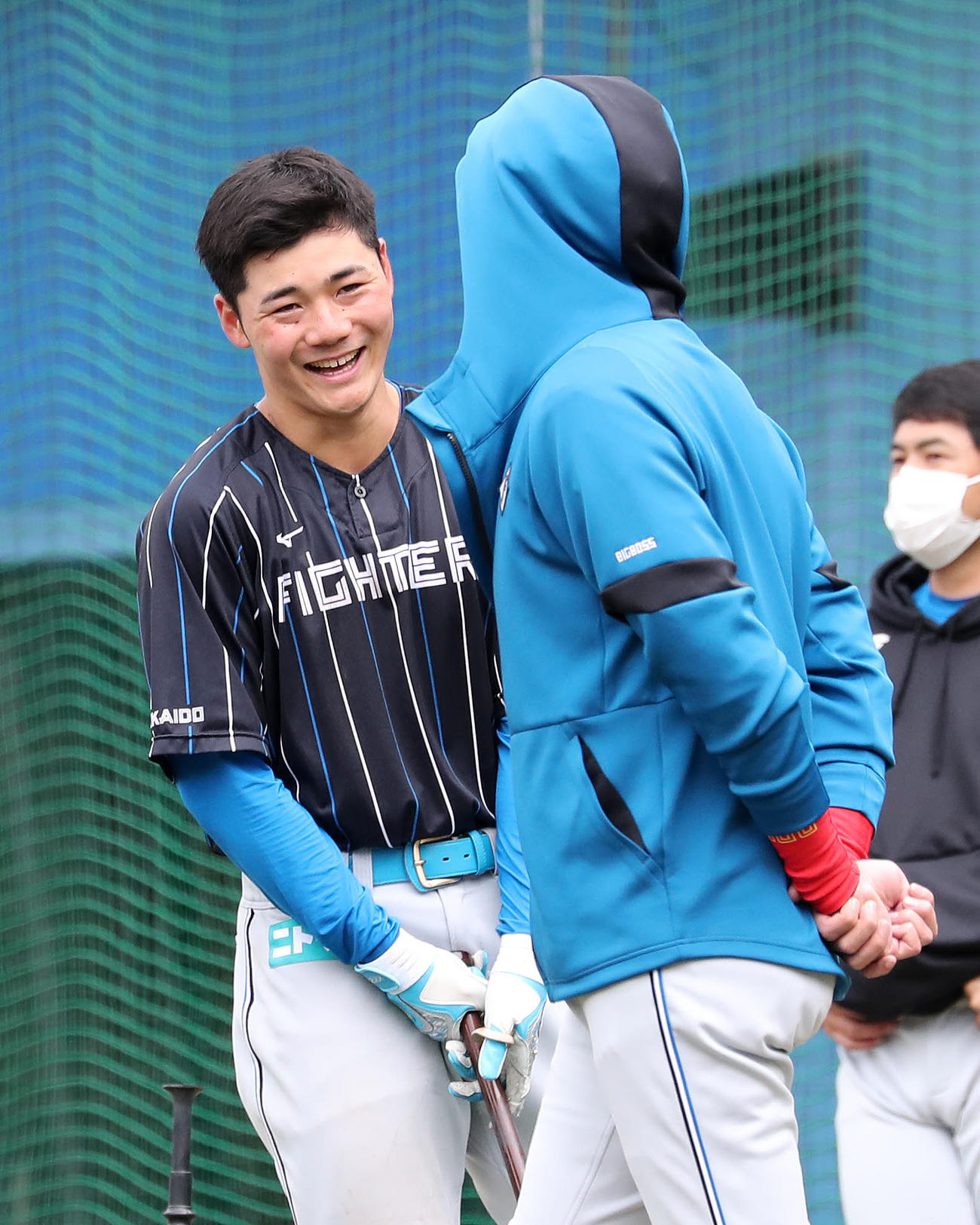 ロッテ対日本ハム　練習中、日本ハム新庄監督（右）と話す清宮（撮影・鈴木正人）