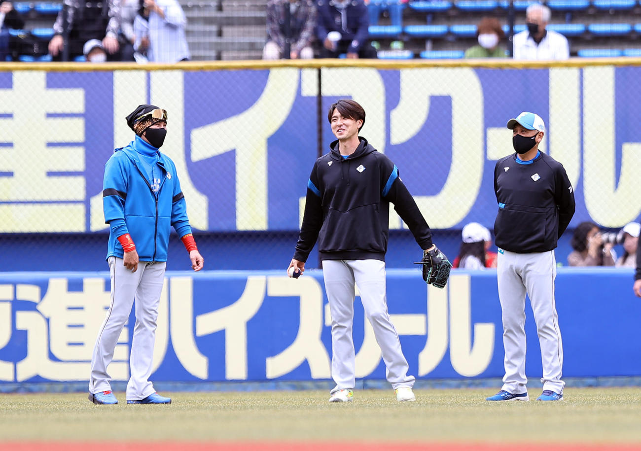 ロッテ対日本ハム　練習中、前日先発登板の上沢（中央）と言葉を交わす日本ハム新庄監督（左）（撮影・垰建太）