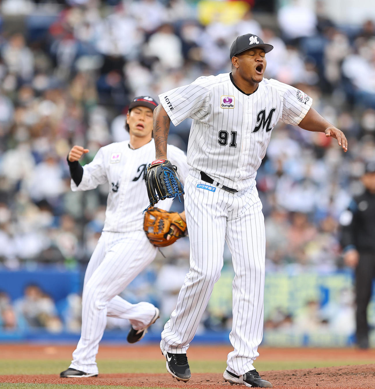 ロッテ対日本ハム　4回表日本ハム無死、三木（左）の悪送球で近藤の出塁を許し悔しがるロメロ（撮影・垰建太）
