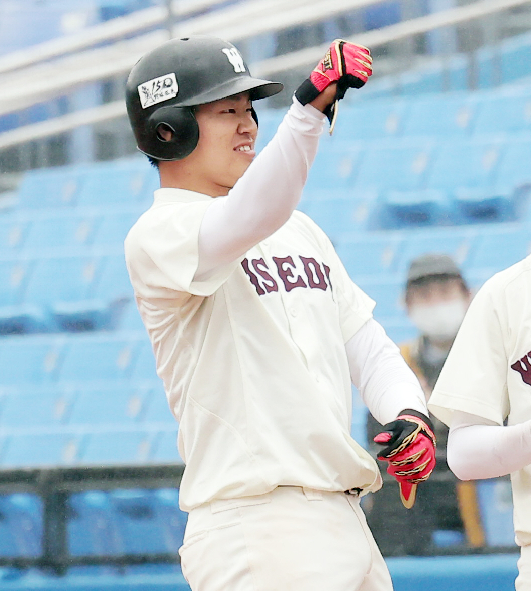 東大対早大　9回裏早大2死二塁、中前同点適時打を喜ぶ印出（撮影・野上伸悟）