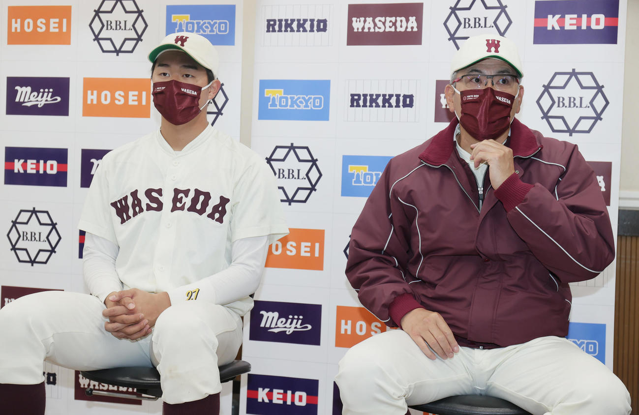 東大対早大　試合後に会見する早大・印出（左）と小宮山監督（撮影・野上伸悟）