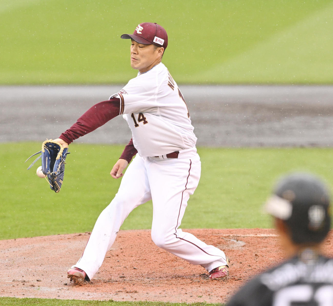 楽天対ソフトバンク　5回表ソフトバンク2死一、二塁、上林の打球に反応する則本（撮影・滝沢徹郎）