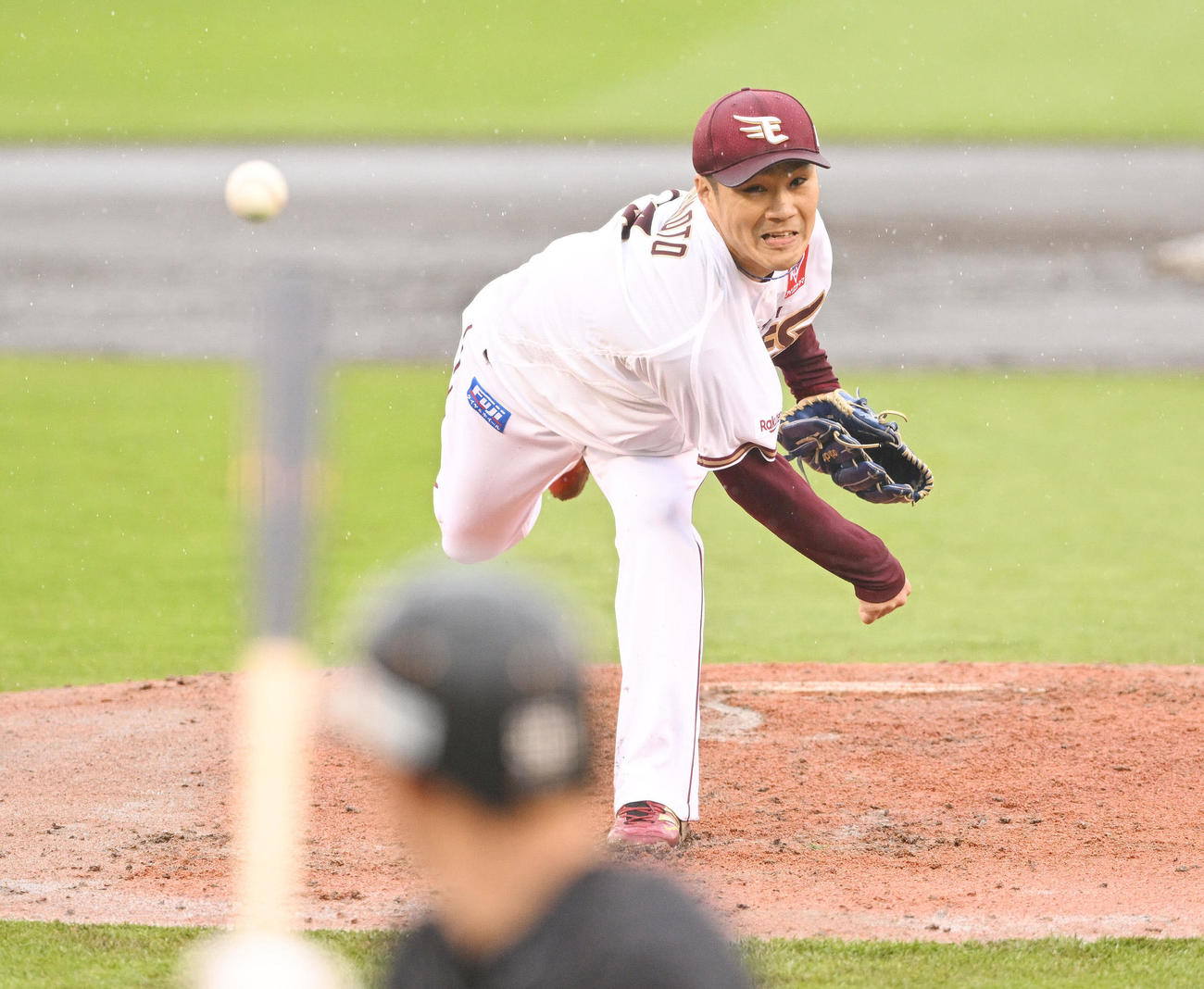 楽天対ソフトバンク　5回表ソフトバンク2死満塁、牧原大に投球する則本（撮影・滝沢徹郎）