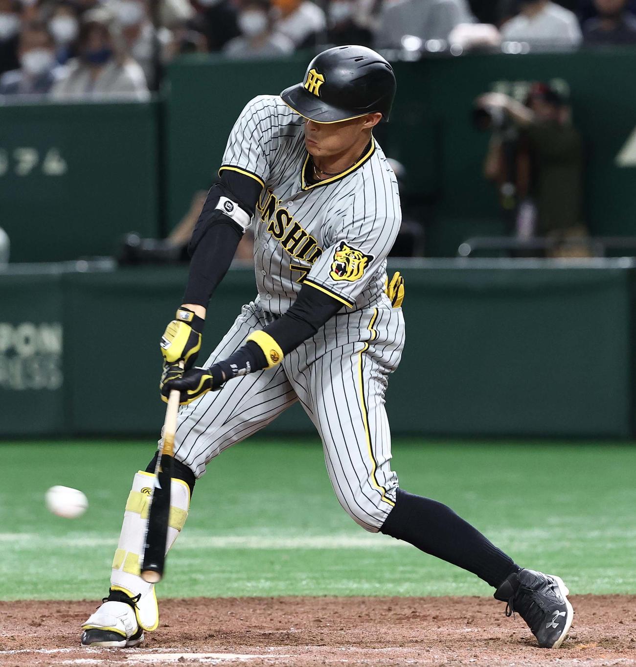 巨人対阪神　8回表阪神1死満塁、糸井は中前に2点適時打を放つ（撮影・上田博志）